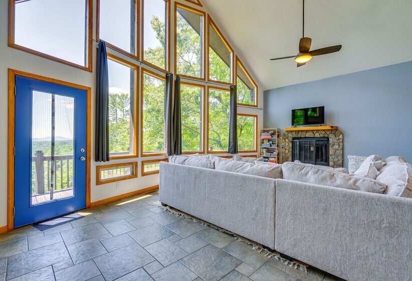 Cozy Murphy Cabin Retreat: Hot Tub & Mtn Views!