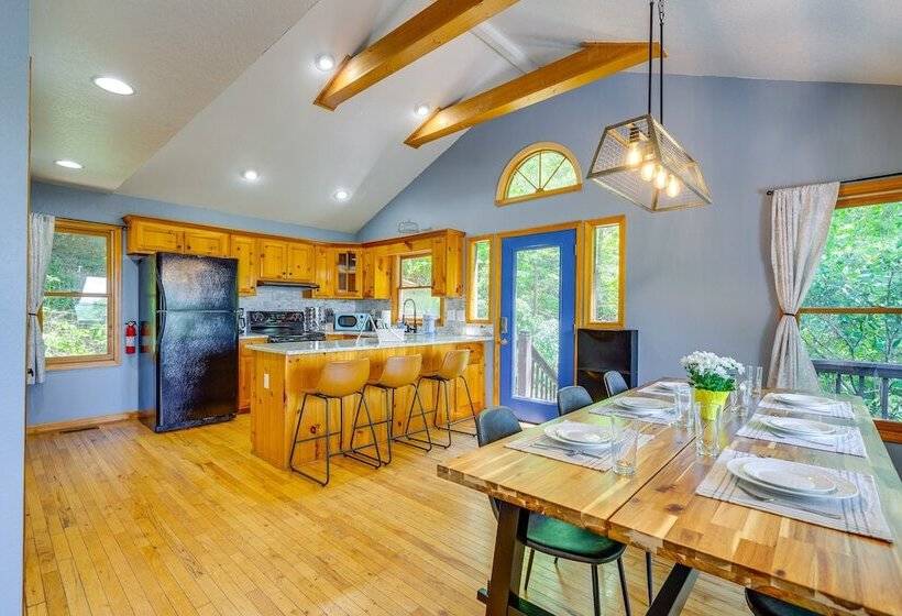 Cozy Murphy Cabin Retreat: Hot Tub & Mtn Views!