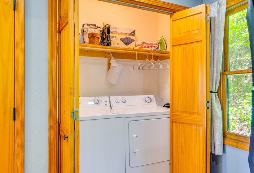 Cozy Murphy Cabin Retreat: Hot Tub & Mtn Views!