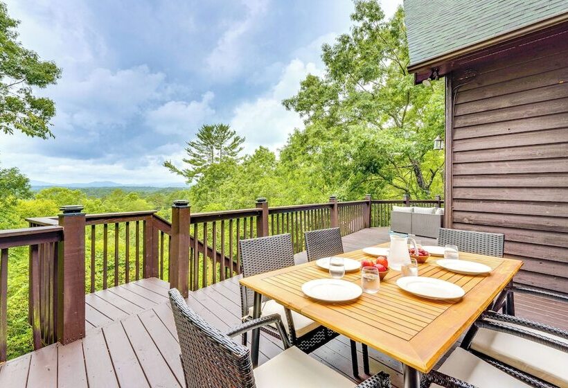 Cozy Murphy Cabin Retreat: Hot Tub & Mtn Views!