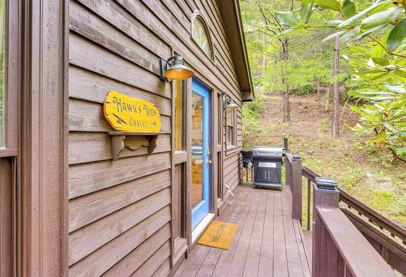 Cozy Murphy Cabin Retreat: Hot Tub & Mtn Views!