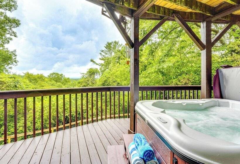 Cozy Murphy Cabin Retreat: Hot Tub & Mtn Views!
