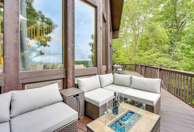 Cozy Murphy Cabin Retreat: Hot Tub & Mtn Views!