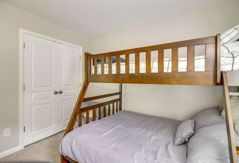 Cozy North Carolina Abode   Minutes From Downtown!