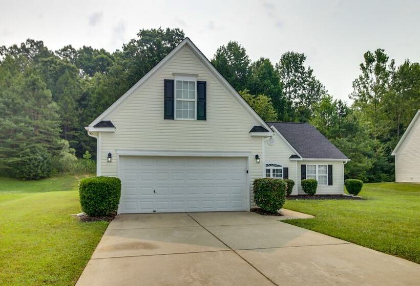 Cozy North Carolina Abode   Minutes From Downtown!