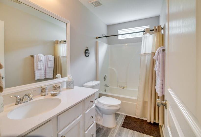 Cozy North Carolina Abode   Minutes From Downtown!