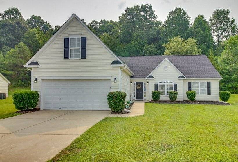 Cozy North Carolina Abode   Minutes From Downtown!