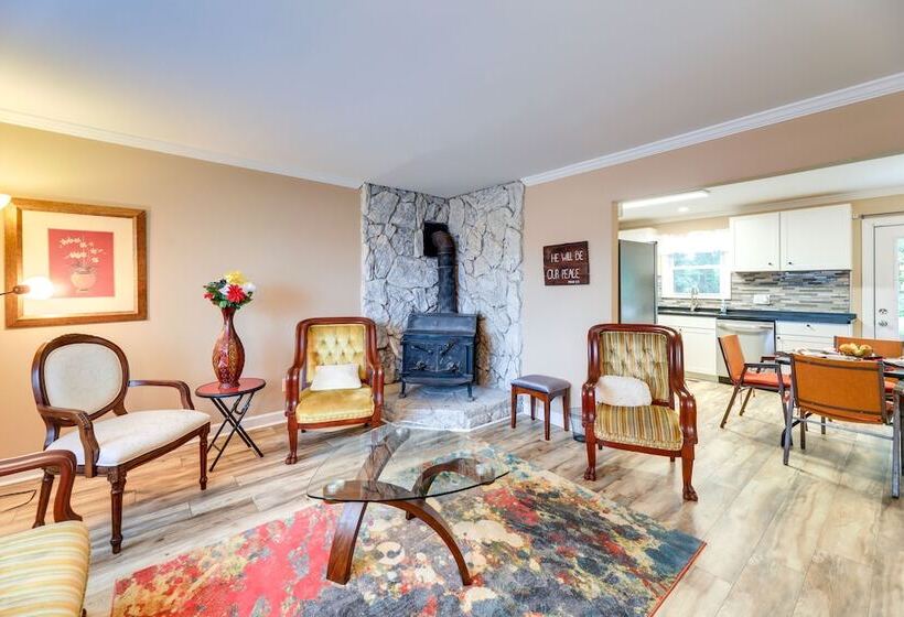 Cozy North Carolina Retreat Near Beaches & Golfing