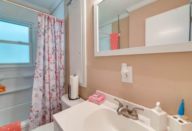 Cozy North Carolina Retreat Near Beaches & Golfing