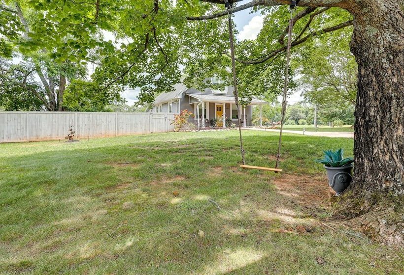 Cozy Tennessee Abode W/ Private Hot Tub & Fire Pit