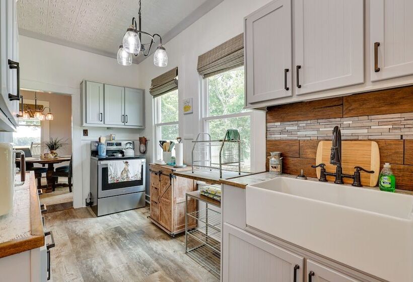 Cozy Tennessee Abode W/ Private Hot Tub & Fire Pit