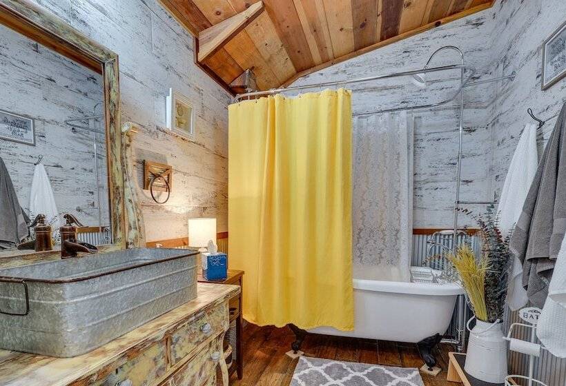 Cozy Tennessee Abode W/ Private Hot Tub & Fire Pit