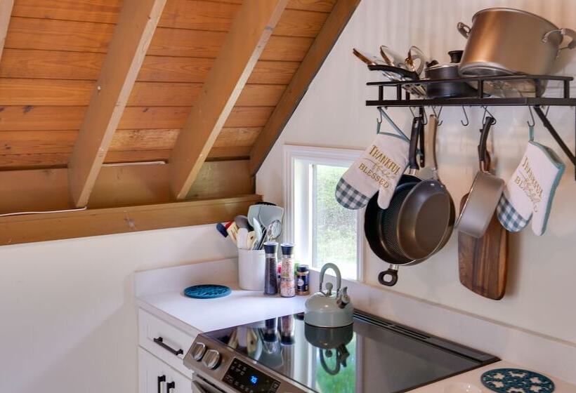 Cozy Tennessee Cabin W/ Deck, Grill & Fire Pit!