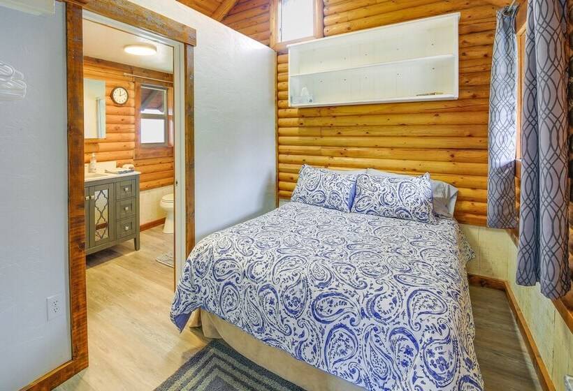 Cozy Thompson Falls Cabin W/ Mountain Views