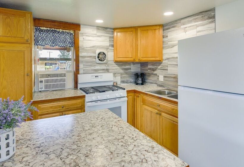 Cozy Thompson Falls Cabin W/ Mountain Views