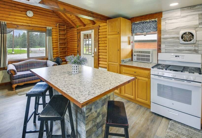 Cozy Thompson Falls Cabin W/ Mountain Views