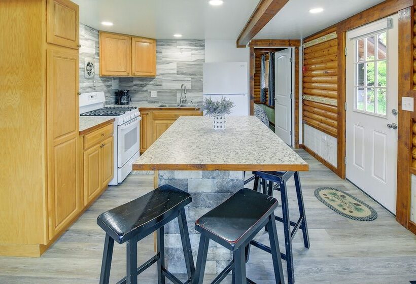 Cozy Thompson Falls Cabin W/ Mountain Views