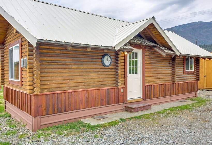 Cozy Thompson Falls Cabin W/ Mountain Views