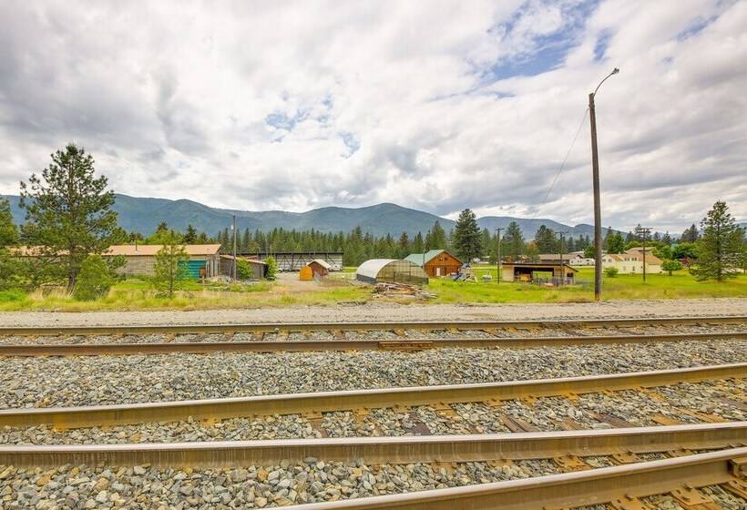 Cozy Thompson Falls Cabin W/ Mountain Views