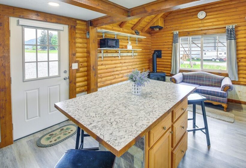 Cozy Thompson Falls Cabin W/ Mountain Views