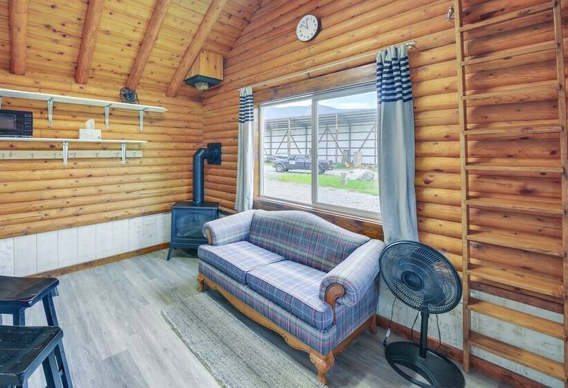 Cozy Thompson Falls Cabin W/ Mountain Views