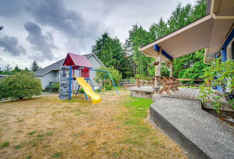 Cozy Washington Retreat W/ Deck, Walk To Beach!