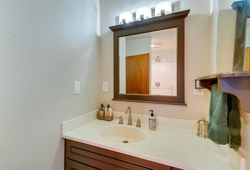 Cozy Washington Retreat W/ Deck, Walk To Beach!