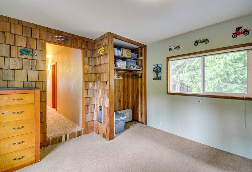 Cozy Washington Retreat W/ Deck, Walk To Beach!