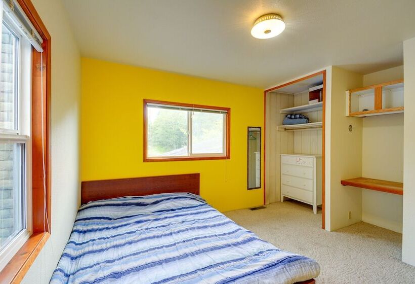 Cozy Washington Retreat W/ Deck, Walk To Beach!