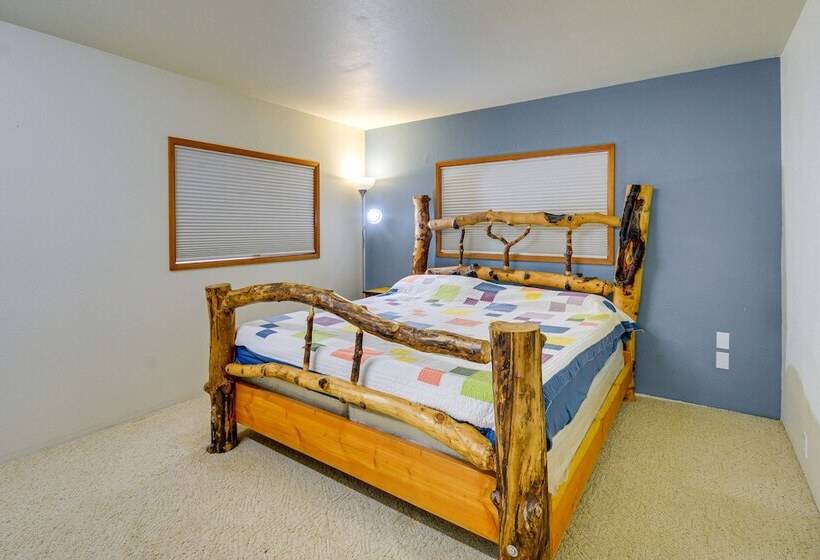 Cozy Washington Retreat W/ Deck, Walk To Beach!