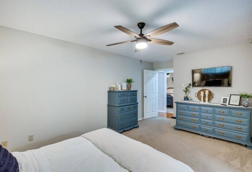 Darling Waxahachie Home W/ Yard & Fire Pit!