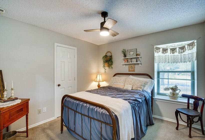 Darling Waxahachie Home W/ Yard & Fire Pit!