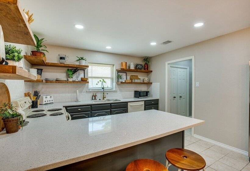 Darling Waxahachie Home W/ Yard & Fire Pit!