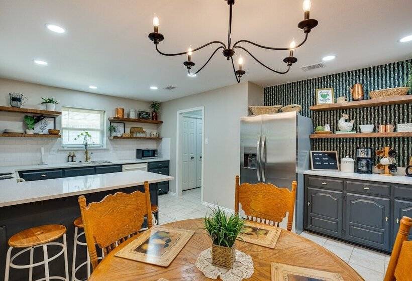 Darling Waxahachie Home W/ Yard & Fire Pit!