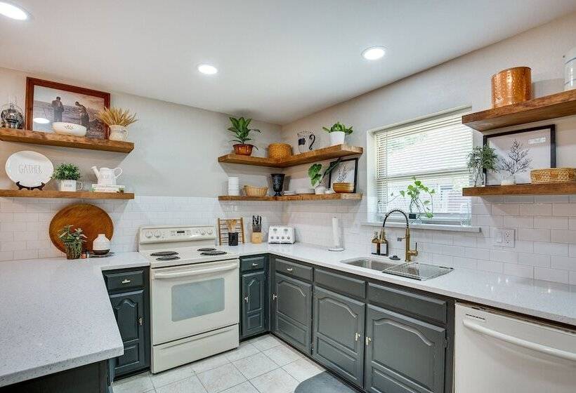 Darling Waxahachie Home W/ Yard & Fire Pit!