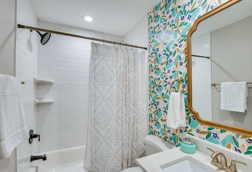 Darling Waxahachie Home W/ Yard & Fire Pit!