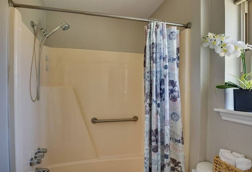 Darling Waxahachie Home W/ Yard & Fire Pit!