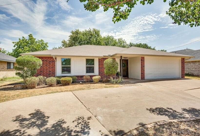 Darling Waxahachie Home W/ Yard & Fire Pit!