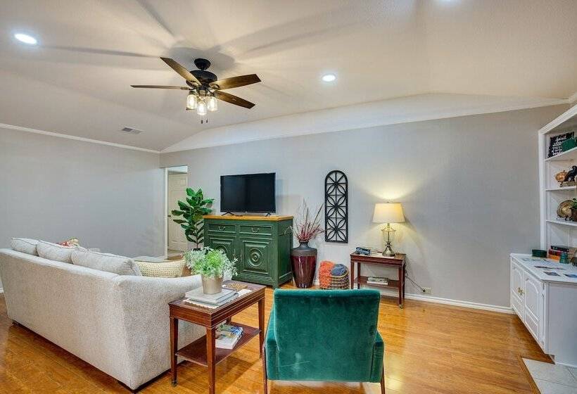 Darling Waxahachie Home W/ Yard & Fire Pit!