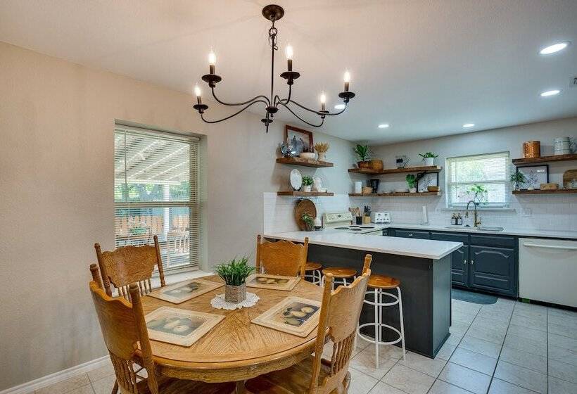 Darling Waxahachie Home W/ Yard & Fire Pit!