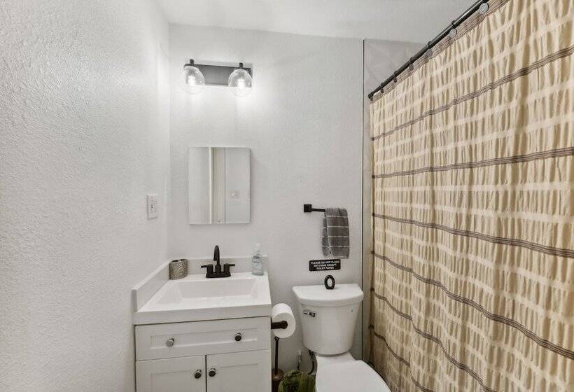 Modern Del Valle Vacation Rental W/ Deck & Views!