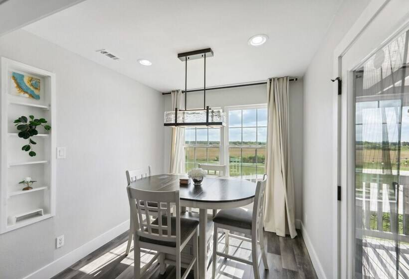 Modern Del Valle Vacation Rental W/ Deck & Views!