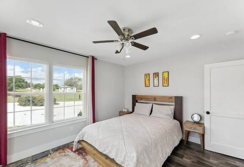 Modern Del Valle Vacation Rental W/ Deck & Views!