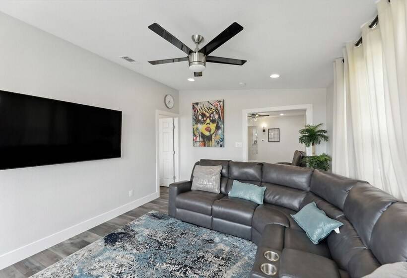 Modern Del Valle Vacation Rental W/ Deck & Views!