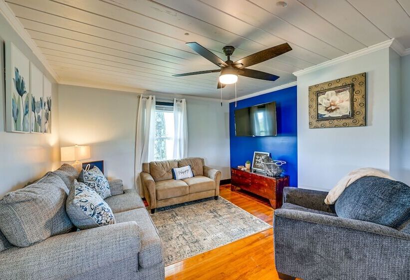 Dobson Farmhouse W/ Scenic Porch   Near Vineyards!