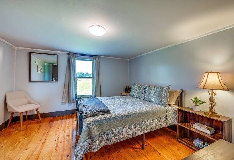 Dobson Farmhouse W/ Scenic Porch   Near Vineyards!