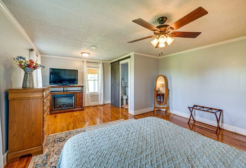 Dobson Farmhouse W/ Scenic Porch   Near Vineyards!