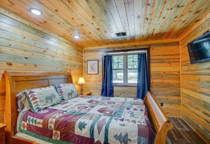 Fire Pit At Dog Friendly Countryside Quitman Cabin