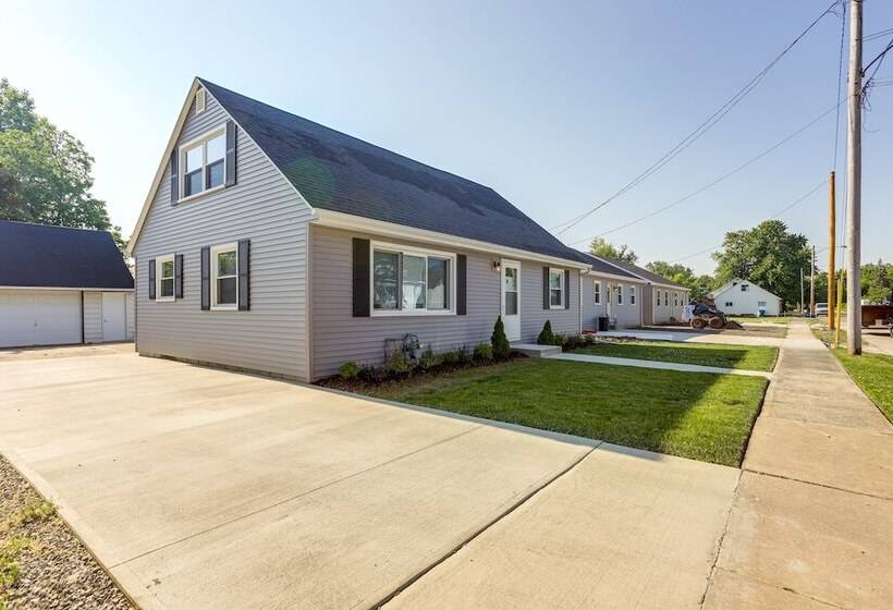 Dog Friendly Port Clinton Home: Walk To Lake Erie!