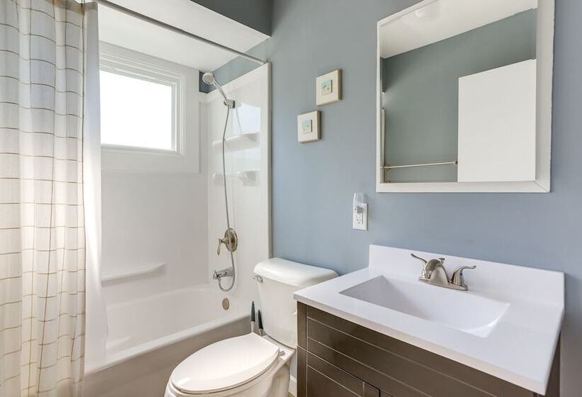 Dog Friendly Port Clinton Home: Walk To Lake Erie!